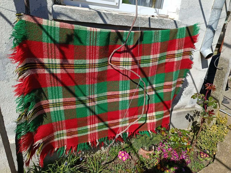 Продавам губер, 2 бр. юргани, 2 бр. родопски одела - чисто нови