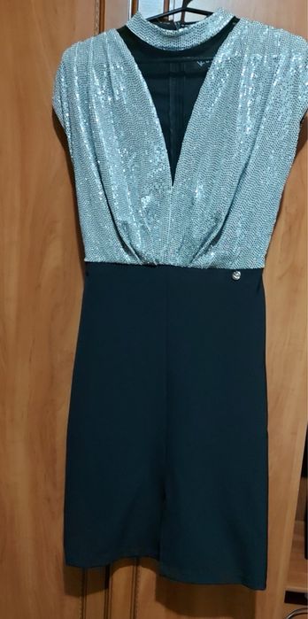 Рокля от нова колекция с черно и бляскаво