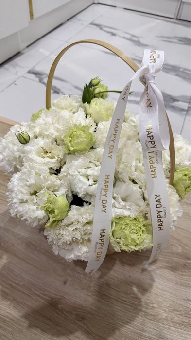 Корзина букет с белыми эустомами (лизиантусом)