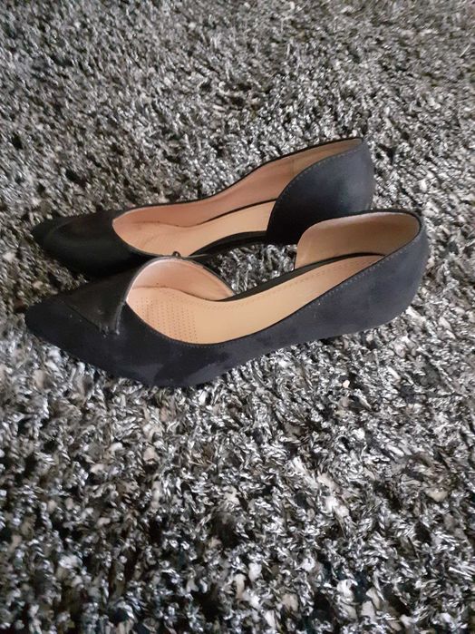 Елегантни дамски обувки и маратонки.
 Различни модели и размери.