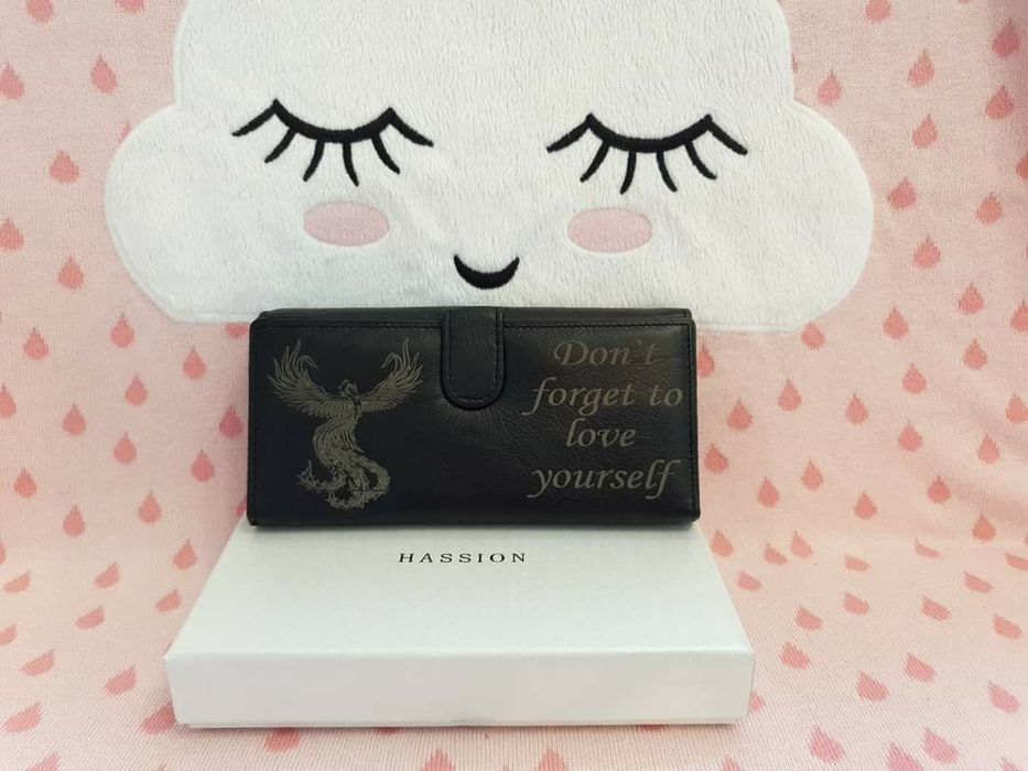 Дамски или мъжки гравирано портфейли. Естествена кожа