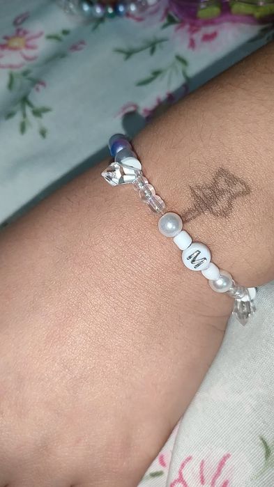 Vând brățări ,coliere ,breloguri