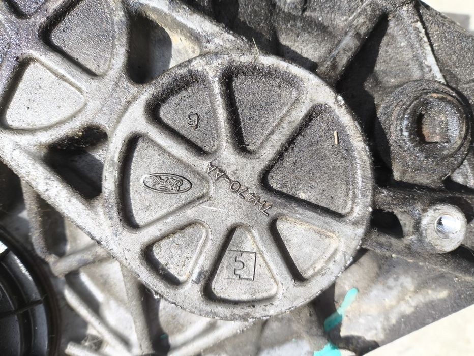 Продам запчасти на Mazda Tribute