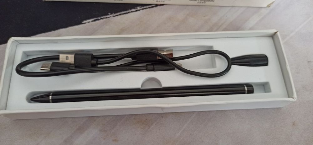 Stylus Digital ESR – Compatibil iPad/Tabletă, Stare Perfectă