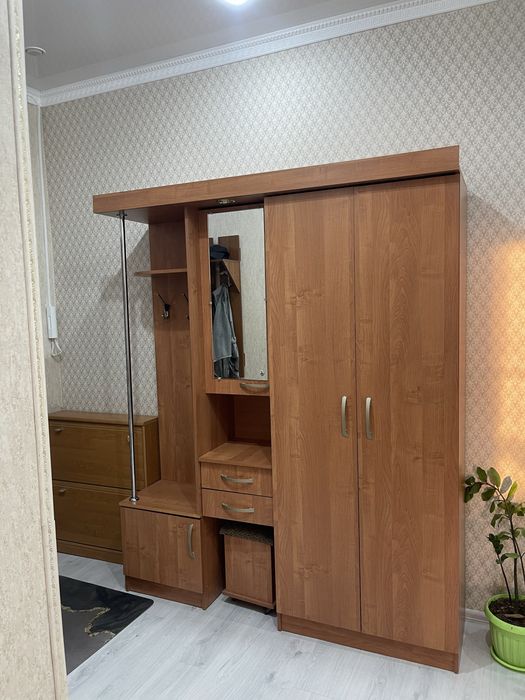 Шкав прихожей с зеркалом