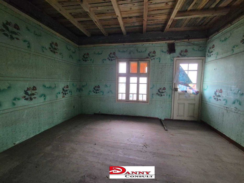 Двуетажна къща с двор и кладенец в с. Драгижево