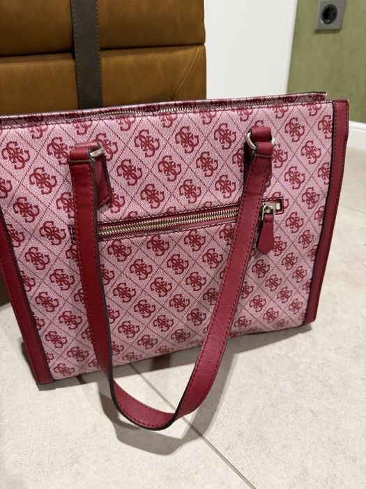 Червена чанта Guess