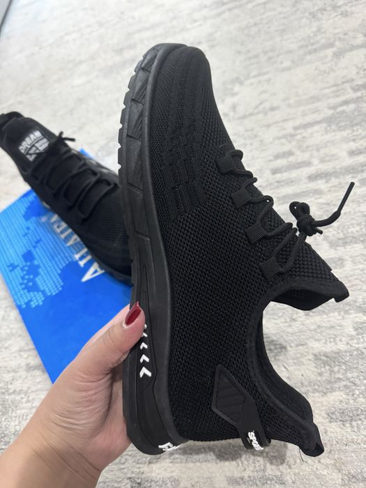 Продам кроссовки летние