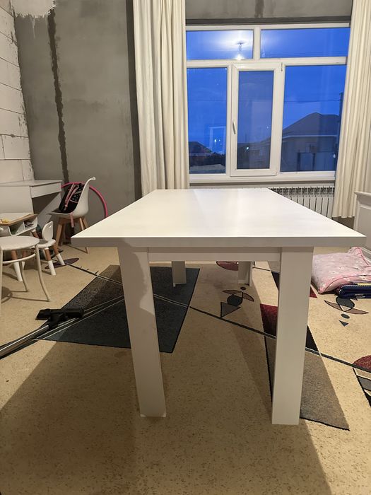 Срочно продается стол белый!
