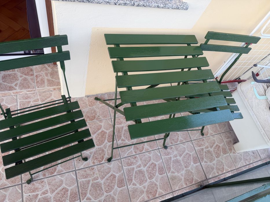 Set de masa cu doua scaune. pliante structura metalica cu lemn