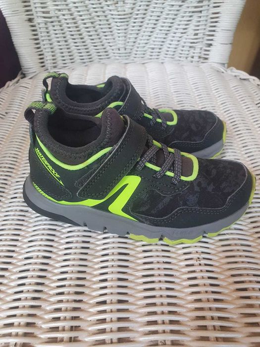 Incaltaminte drumetie, impermeabila Decathlon, masura  28