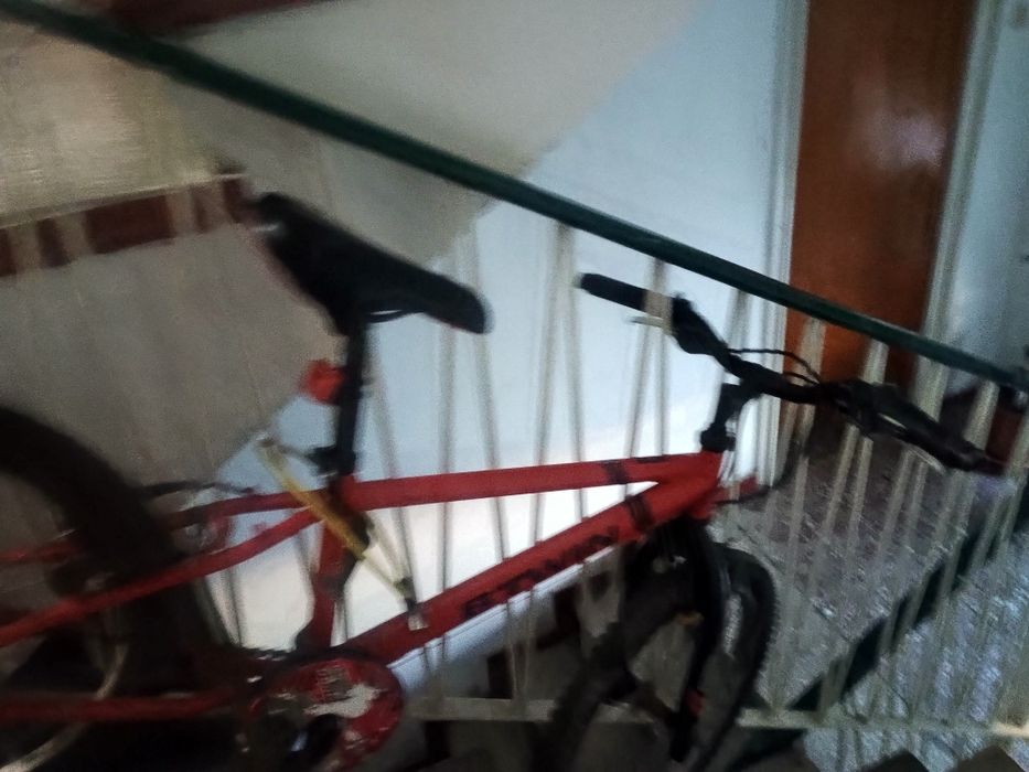 Bicicleta roșie de concurs