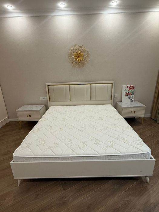 Кровать с 2 тумбами