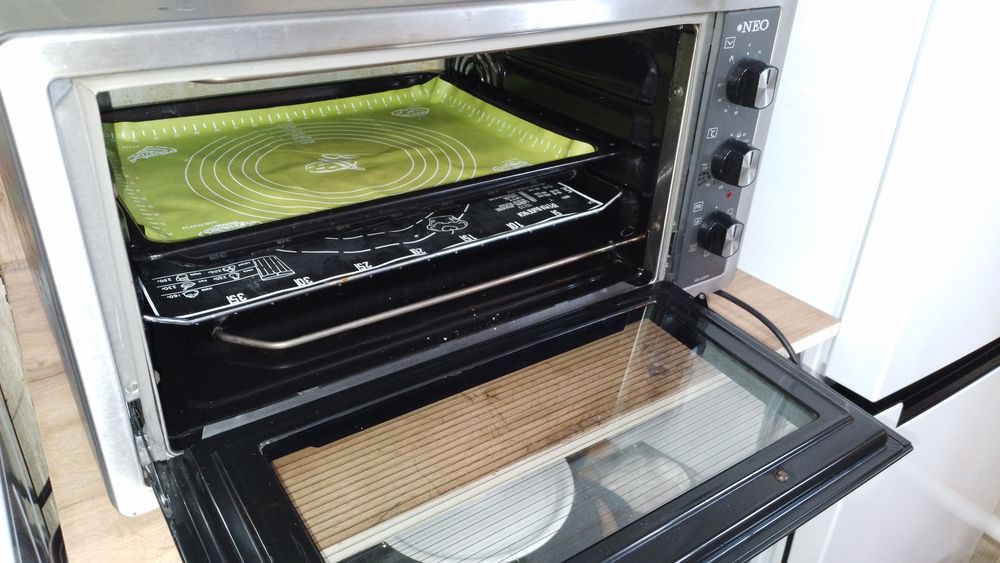 Продам духовую печь NEO