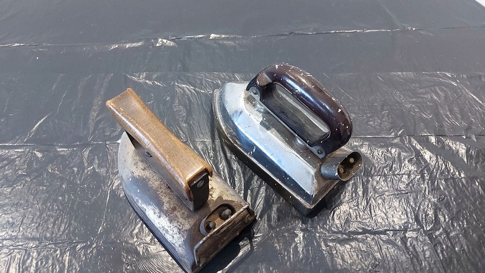 Желязна старинна  ютия