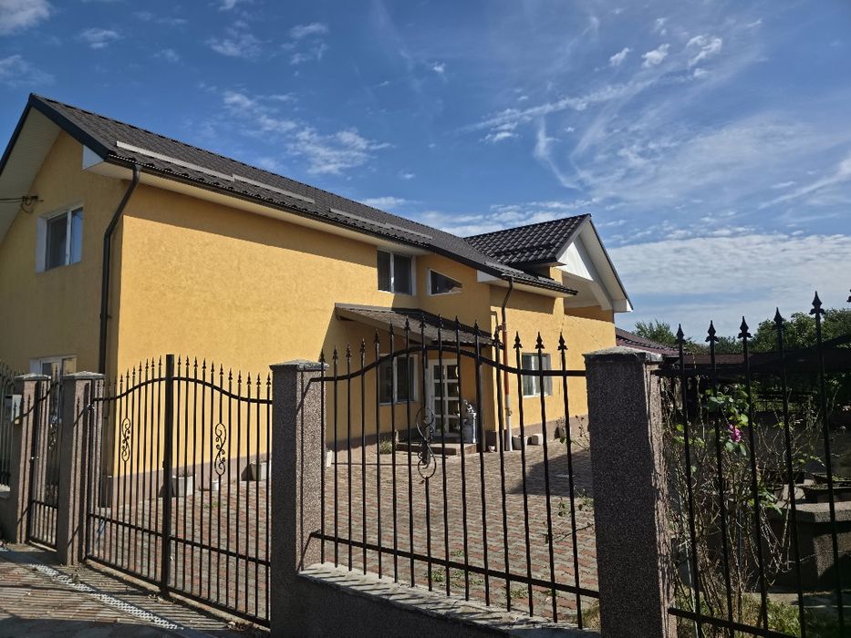 Vând casa P+E si teren
