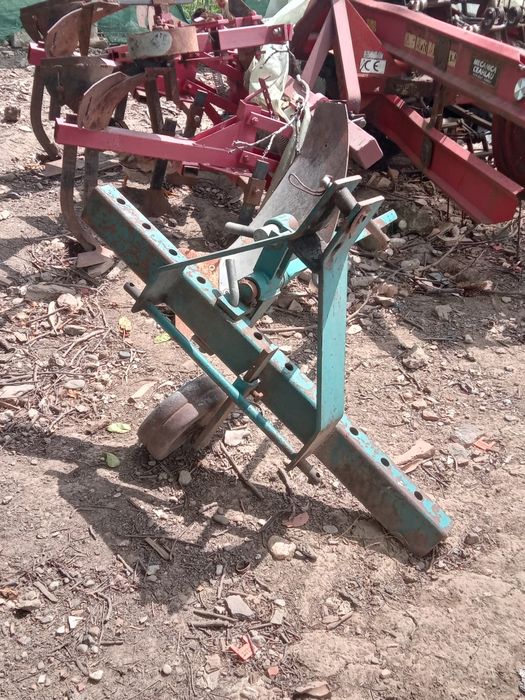 Vand tractor Iseki .An fabricatie 2008.1200 ore  +freza,plug ,prasitoare.ug ,prasitoare.Pret 5000 E,negociabil.Accept si schimb  cu auto.