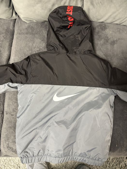 Оригинално яке на nike , купувано от канада , носено е 1 месец ,