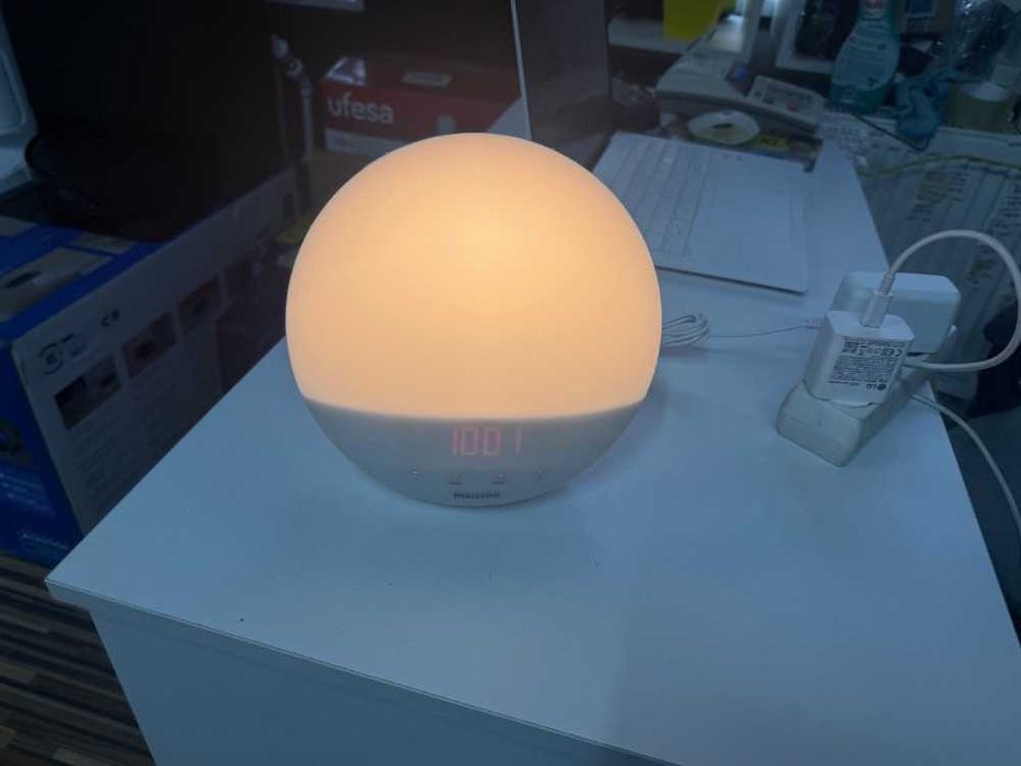 Ceas desteptator Philips HF3531, cu simulare a rasaritului, radio FM, sunete din natura