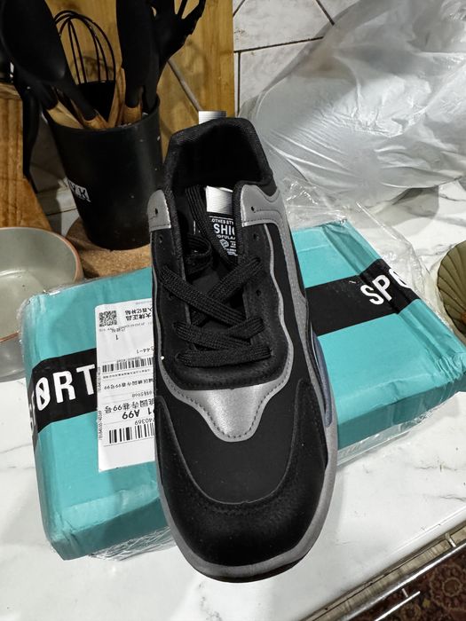 Новые кроссовки.