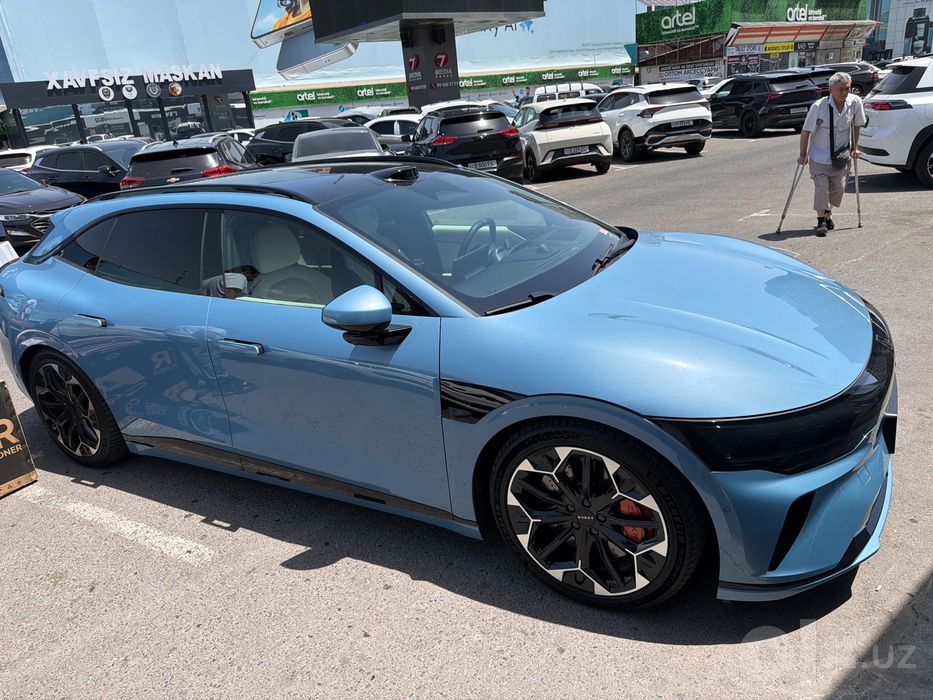 Zeekr 007GT небесного цвета