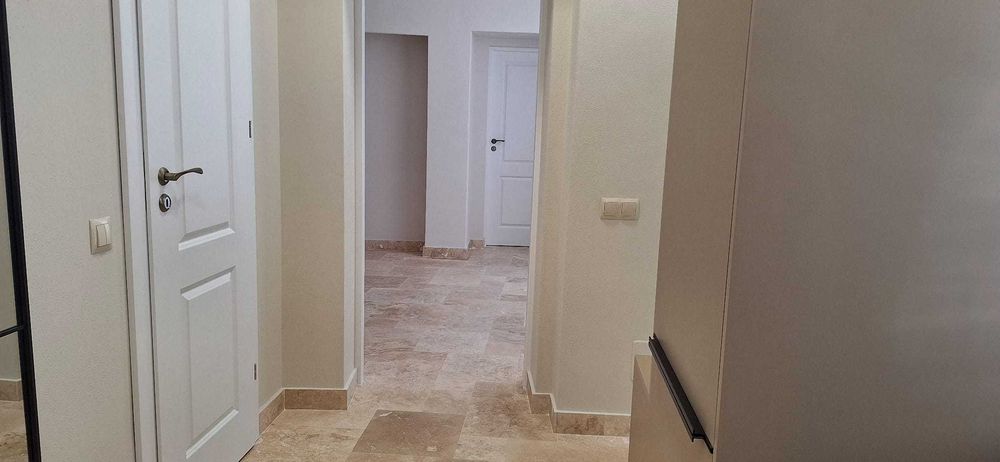 Închiriez apartament 2 camere în centrul municipiului Cluj-Napoca, într-o curte interioară, la parter, complet renovat, mobilat, ultrafinisat, 50 mp.