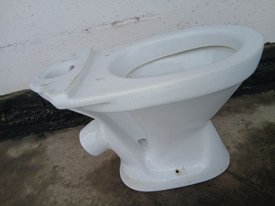 Унитаз б/у. Не комплектный.