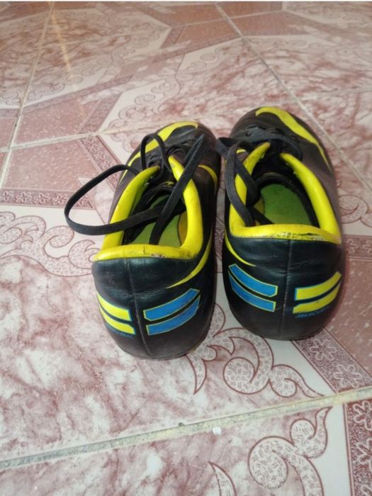 Adidasi cu crampoane/ghete fotbal