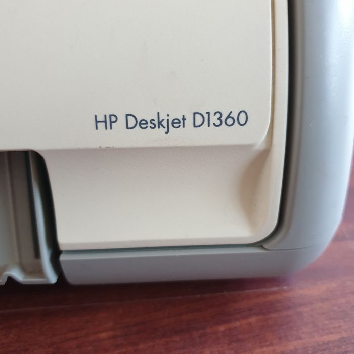 Цветной Принтер компактный HP Deskjet D1360
