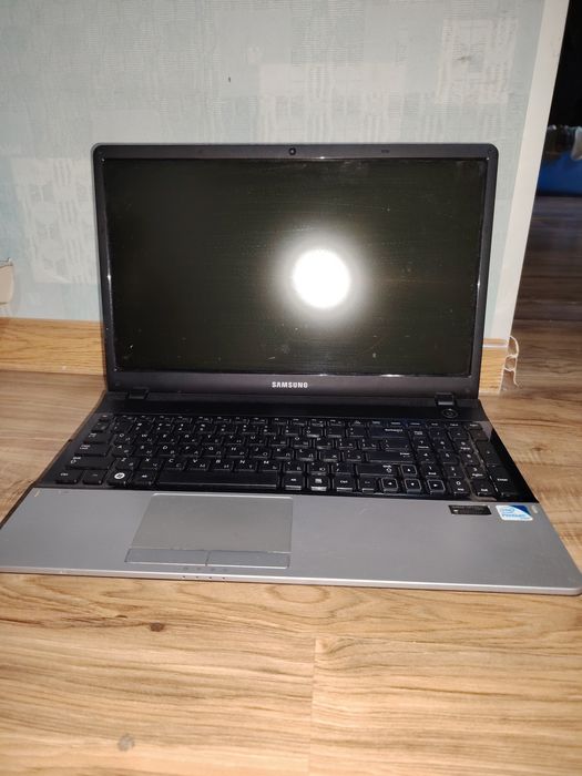 Ноутбук SAMSUNG.