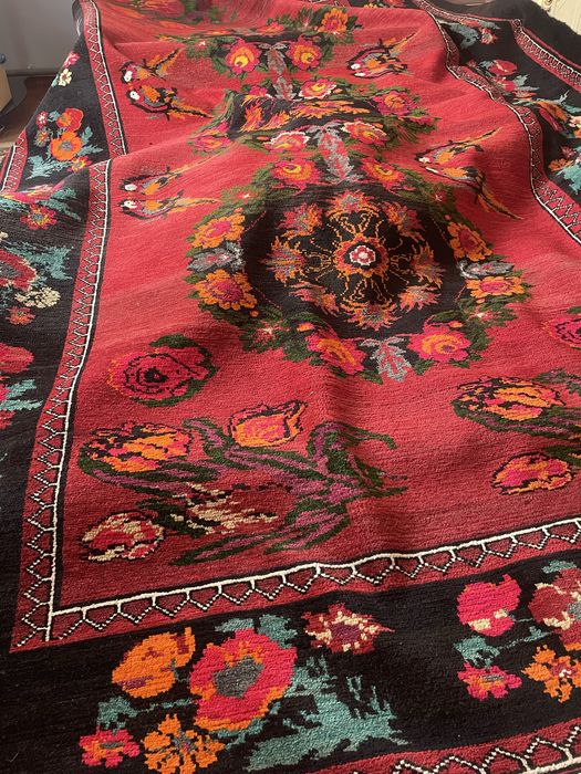 Қол кілем сатылады