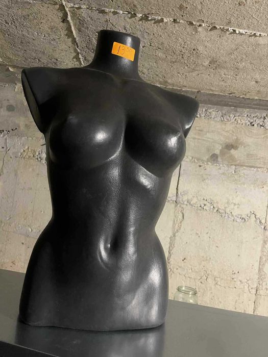 Продавам Манекени за дрехи дамски 40 броя отлично състояние