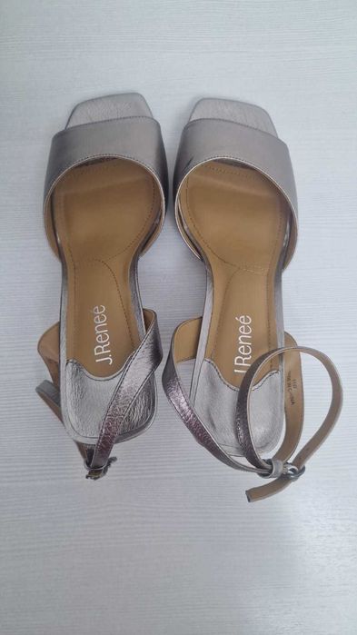 Сандали кожаные на каблуке