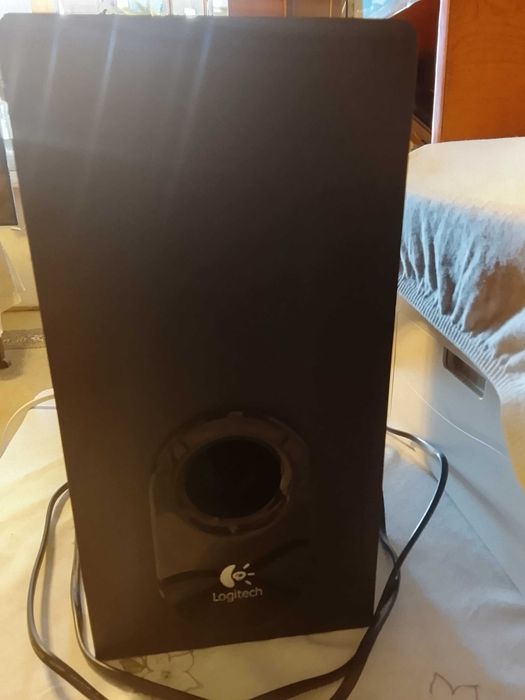 Subwoofer , in cutie din lemn MDF.