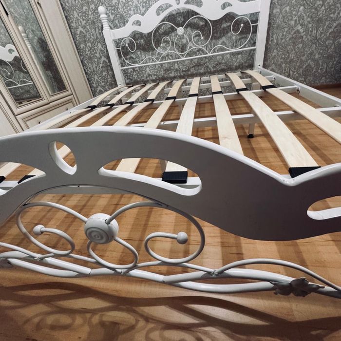 Продам кровать с матрацом