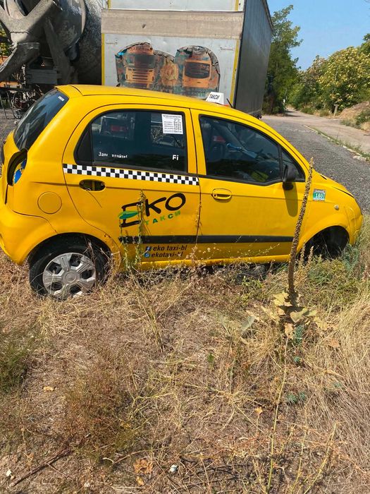 Автомобил за части, може и цял.
