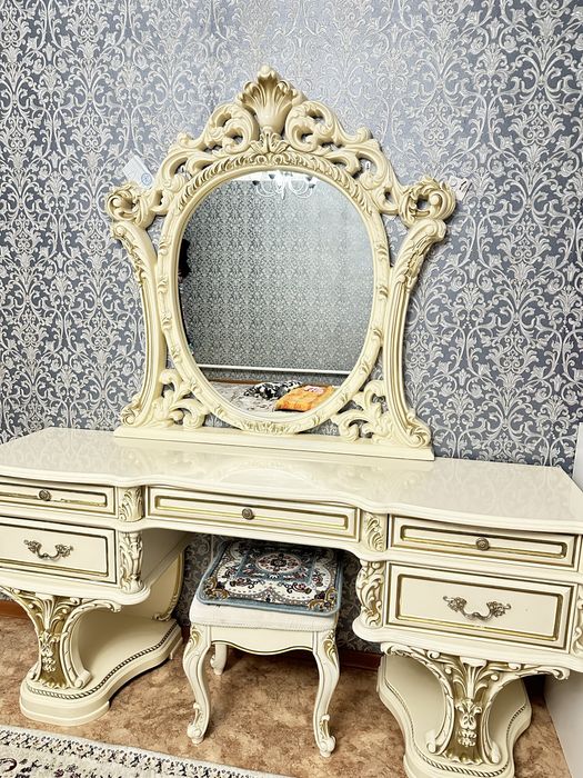 Комод айнасымен