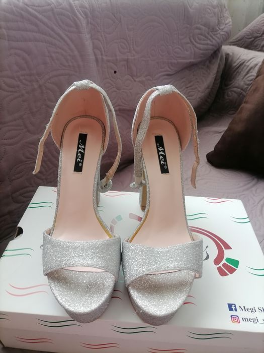 Дамски сандали на дебел ток