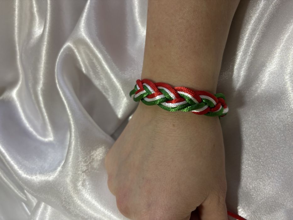 Гривна - мартеница с българското знаме