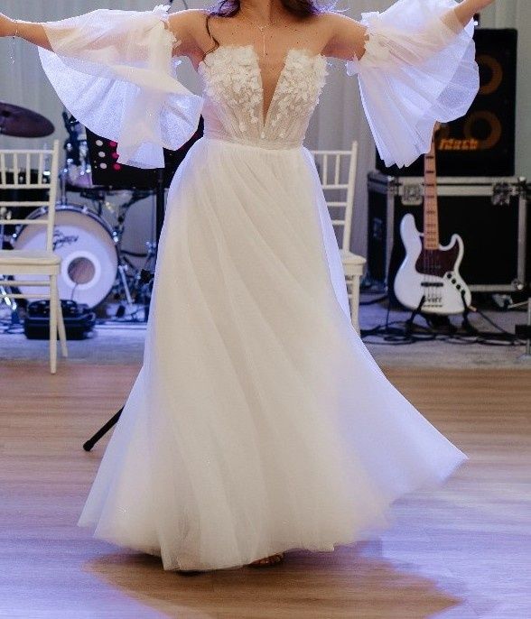 Rochie mireasa in V, A line, cu trena si voal, maneci