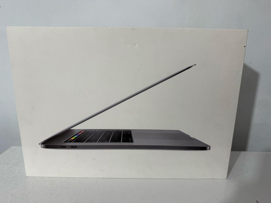 Macbook Pro 15inch/2018/i7/16/256/4Gb /full box