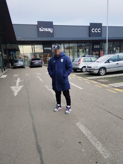 Geaca de iarna albastra cu gluga,cu sigla echipei de fotbal a Romaniei