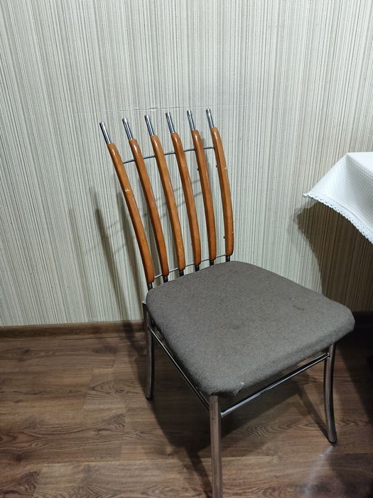 Круглый кухонный стол+3 стульев