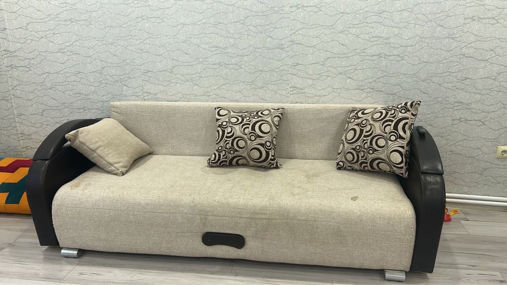 Диван с подушкоми