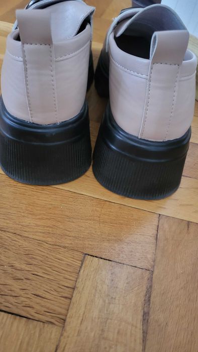 Лоуфъри цвят пудра