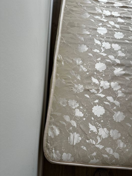 Матрас б/у  200см x 167см