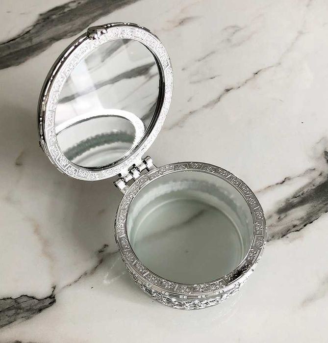 Стъклена кутия за бижута