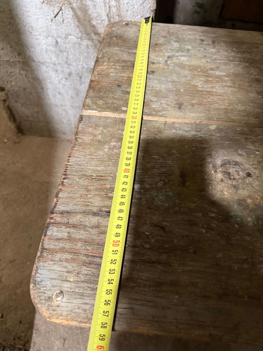 Малка дървена маса