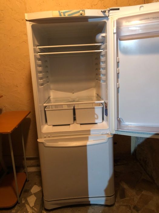 Холодильник Indesit