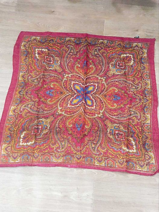 Продаются красивые  японские и российские  шерстяные платки